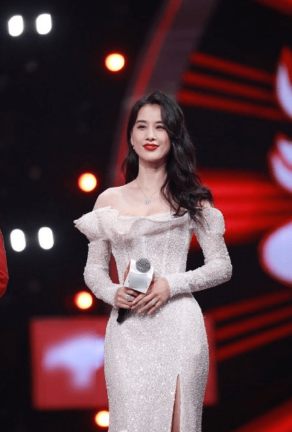 NG体育关于莎拉波娃重返赛场，出色发挥首场状态出色，G2观众沸腾！全场沸腾不已的信息