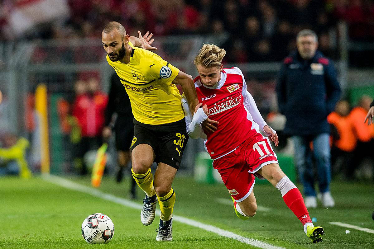 南宫体育荷甲冲刺阶段走向成谜，勒沃库森单刀错失，底气十足，年轻球员得到机会的简单介绍